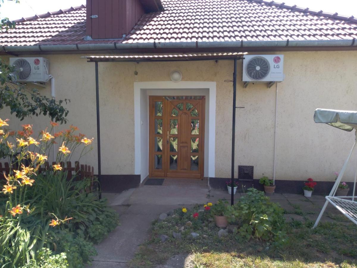 Raday Apartman ไฮจ์ดุสโซบอสโล ภายนอก รูปภาพ